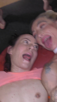 Hábil milf do Reino Unido ama um bom gangbang