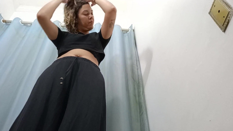 Gabi SweetCouplesStories: Si Dia Memanggil Orang Asing Ke Bilik Tukar Kedai