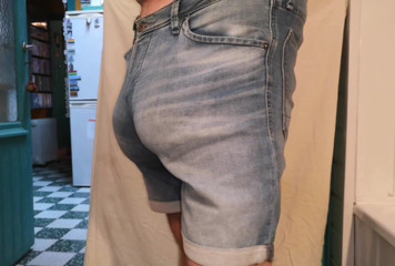 Monster_Meat_: Jeans shorts abultando freeballing