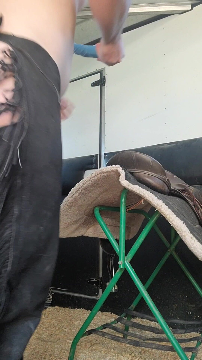 NaughtyRedFarmgirl: Roșcată călărește un vibrator pe șa anal în Chaps