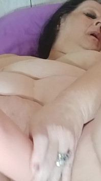 Škádlení tvých prstů nadržená děvka šuká sexy kundičku