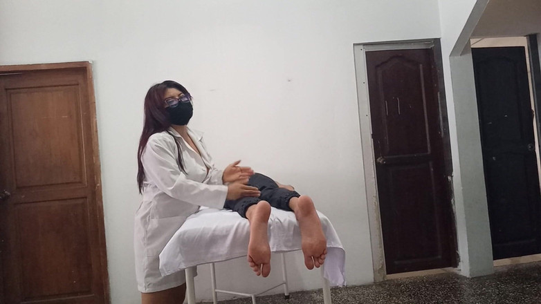 NEGRITA SEXY: ¡El masaje en el instituto terminó deliciosamente! Mi novio entró...