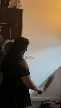 Incontro cucina perverse: la ragazza fetish domina la sua amica