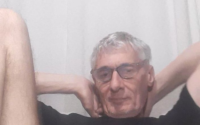 Big uncut hard cock: Ein schöner Mann in t-shirt und Unterwäsche wartet darauf, sich...