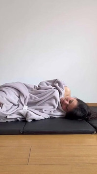 Chúng tôi chơi đôi cánh cù với nô lệ và áo khoác da của tôi