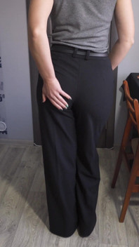 I pantaloni della segretaria sono troppo stretti così si aprono