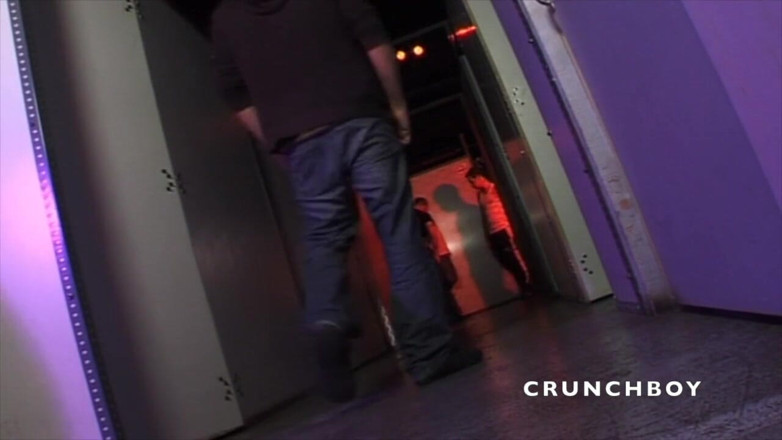 Crunch Boy: Zo goed om grote cokc in kijkgaten te zuigen