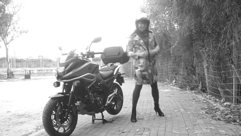 Voyager: Ogni auto che passava vedeva il suo pene vibrare sotto...