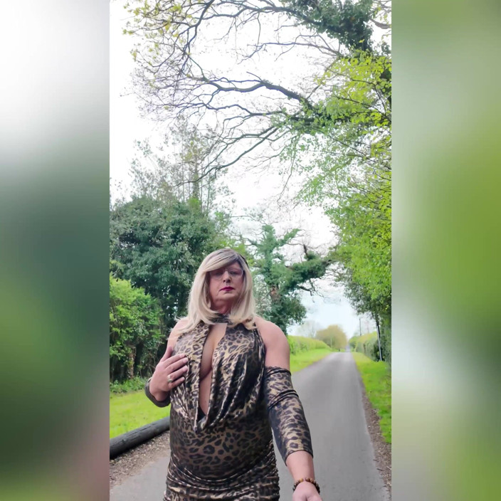 Kellycd2022: Sexy Crossdresser Kellycd2022 Out for a Drive