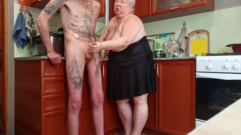 Zona901: Sono venuto in cucina e ho esibito il mio cazzo...