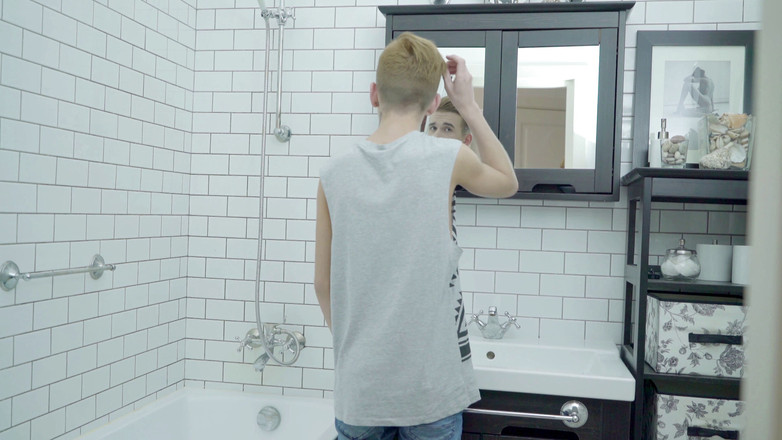 Gay Deluxe: Tắm cu 1