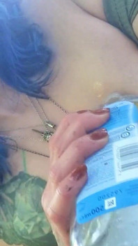 Naolejované kozy, velké propíchnuté bradavky v lese