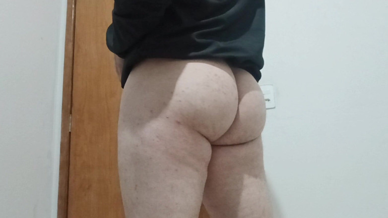 amateurbrazilian: Big Ass Brasil - Femboy Loiro Só De Shortinho Rebolando
