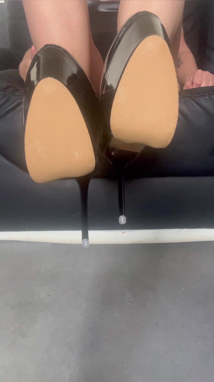 Maitresse Clara: JOI &amp; CEI Budete mi v patách