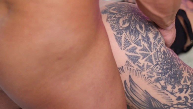 SandyCandie: Mi-am încheiat celibatul cu un tip mai în vârstă, de două ori...