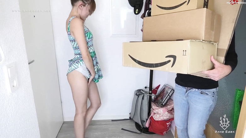 Anne Eden: Посилка-перевізник приносить величезну порцію сперми!