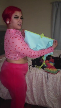 Glückliches mädchen candy hat kuchen gibt das beste schlampige halsfick blowjob