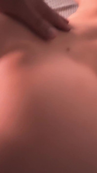 Mijn magere vrouw met een grote kont zuigt en krijgt sperma in haar poesje