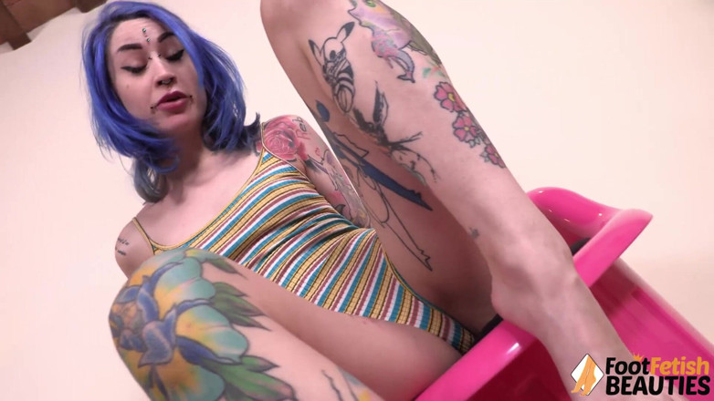Foot Fetish HD: Denise cu păr albastru își expune picioarele perfecte