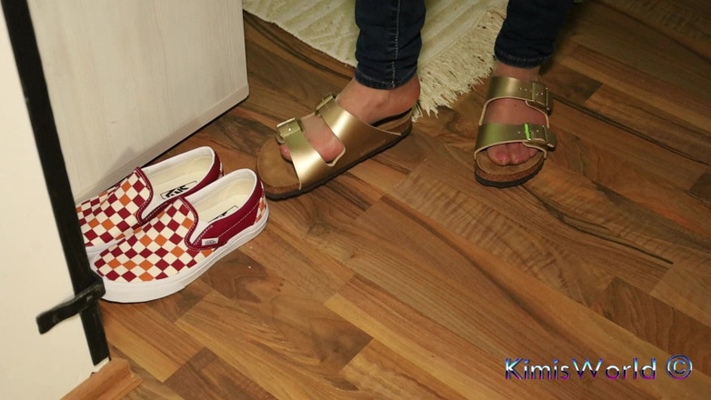 KimisWorld: Jeans dan Gold Two-Strap Sandals - Mengusik Kaki Nilon