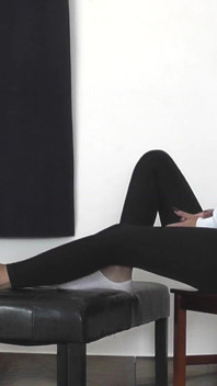 Autour des pieds de maîtresse Natasa une chaussette