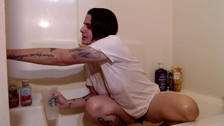 Abby Anna: Camiseta mojada provoca