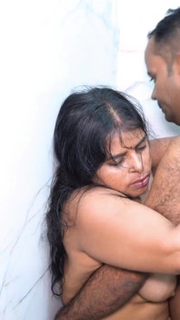 Heißes schönes paar fickt im badezimmer