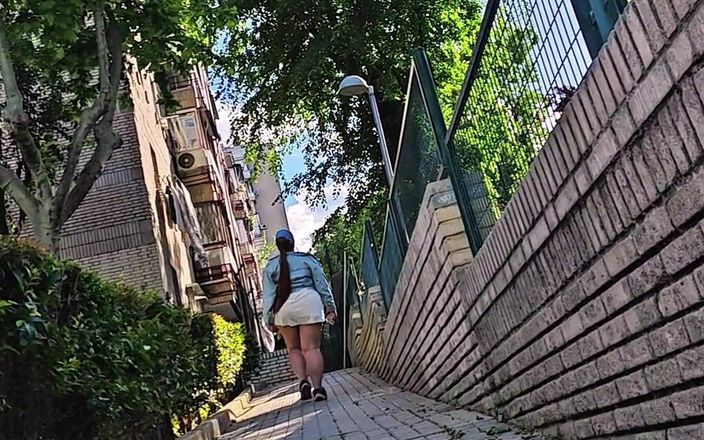 Latincurvyredhead: 我继兄弟的妻子要求我帮助她享受她在公共场合自慰的幻想，并在我访问后给我喷水。