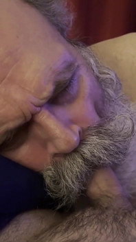 Starý muž Velký knír kouření, saje lízání a hums jeho cesta ke krémové odměně