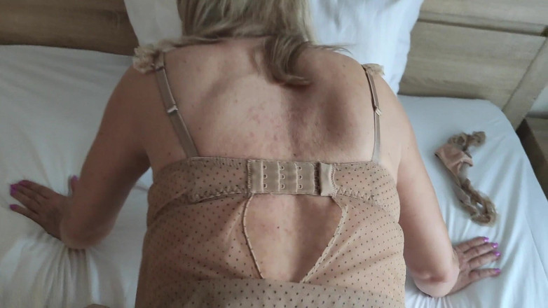 Misses_Jenny: 她的阴户被乞求被粗暴粗暴的鸡巴操逼