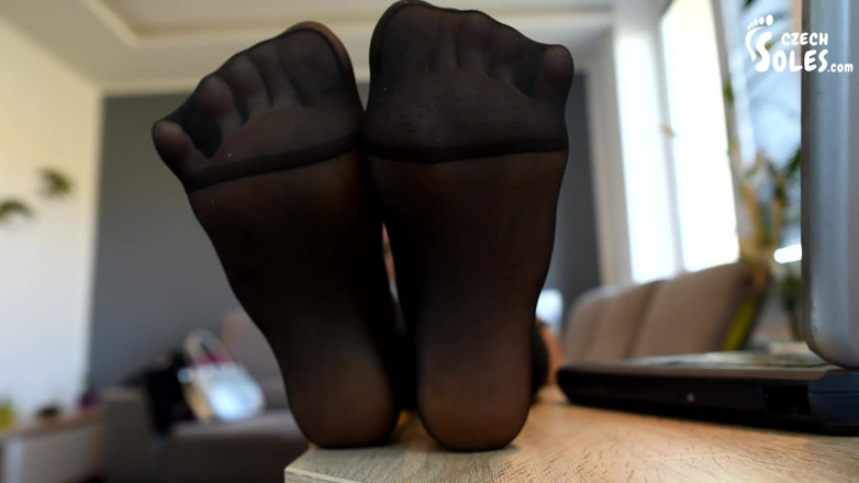Czech Soles - foot fetish content: Ajutând-o pe colegă pentru ciorapii ei sexy și tocurile înalte