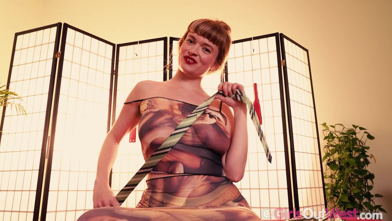 Girls Out West: La ragazza pelosa con grandi tette naturali si masturba con...