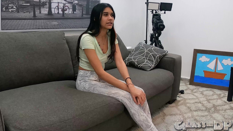 GLASSDP: Pequeña estrella porno latina comenzó a follar y chupar en...