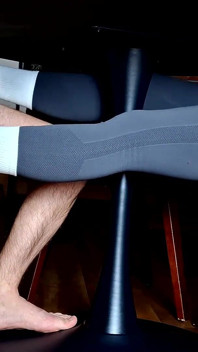 Fußjob Unter Dem Tisch Mit Riesigen Unterwäschen