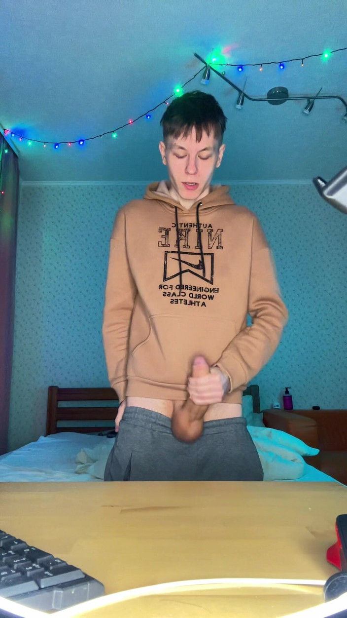 Morflot24: Guardami accarezzare il mio enorme cazzo da nove pollici fino...