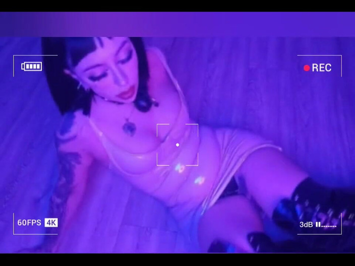 Peachgardens: Di kamar neon ini, hanya kita