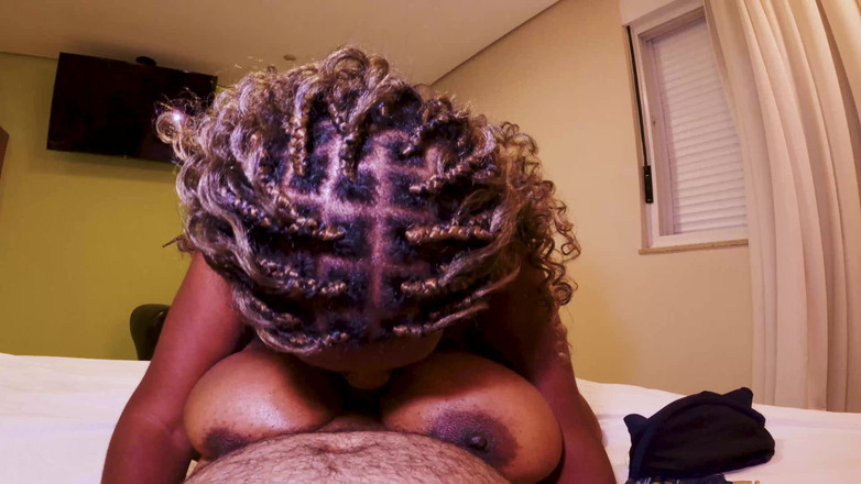 Angel Big B: Moje prsa jsou tak velká, že jeho penis sotva vejí, donutila...