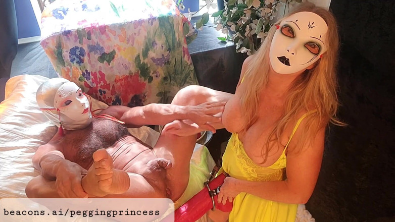 Peggingprincess: Dominatrice si sditalina e si sodomizza la sua troia sissy...