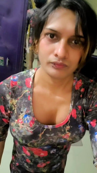 Zoya Shezadi ressemble à une robe de CD aujourd’hui parce que je suis très heureux maintenant