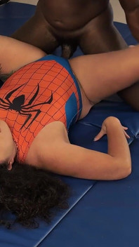 Spiderwoman se fait lutter et baiser