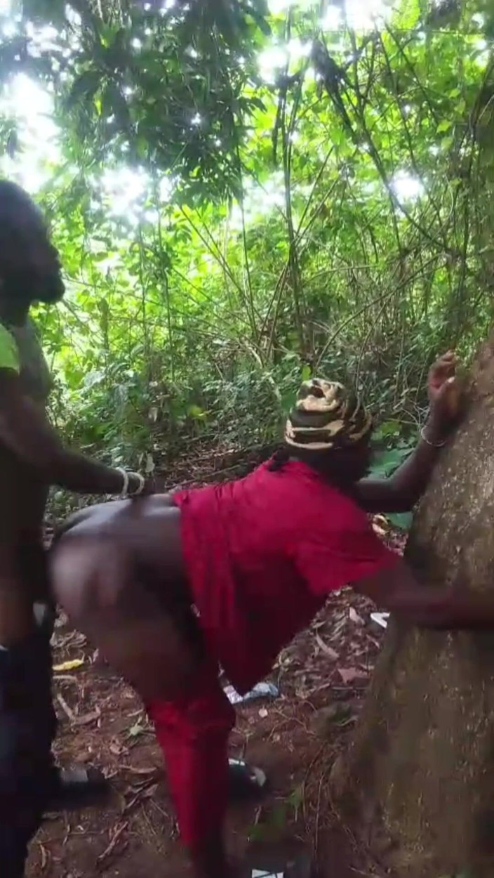 BLACKSHOOTERR: Berkongkek dalam belukar selepas merokok...