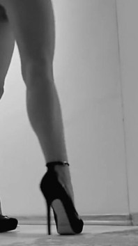Orgasmo intenso sul pavimento. Amatrice magra bruna