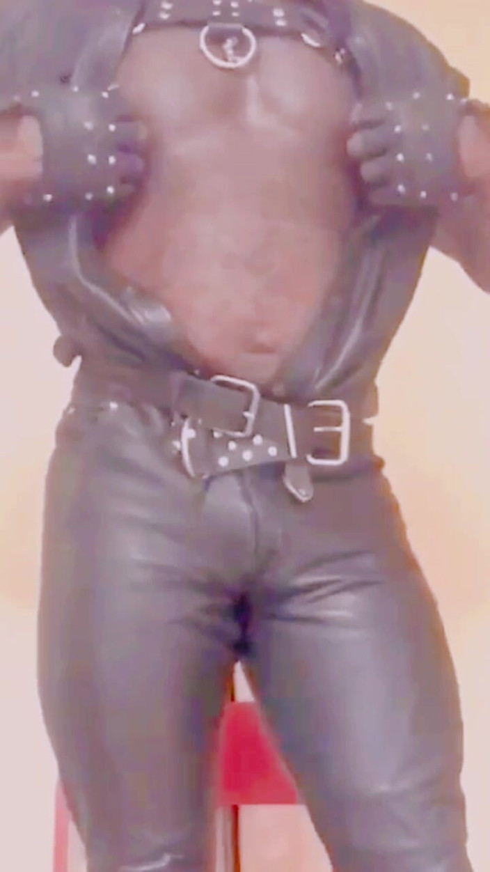 Black smoking muscle stepdad: Deri sigara içen büyük götlü baba