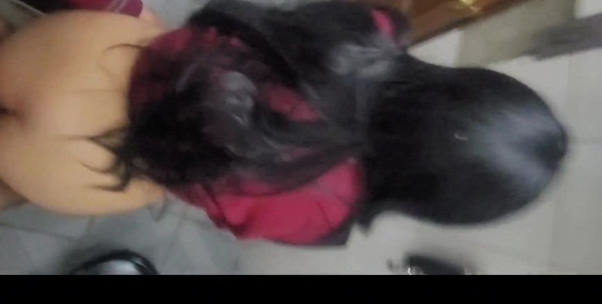 Astrid Cute: Šukání v koupelně s přítelkyní