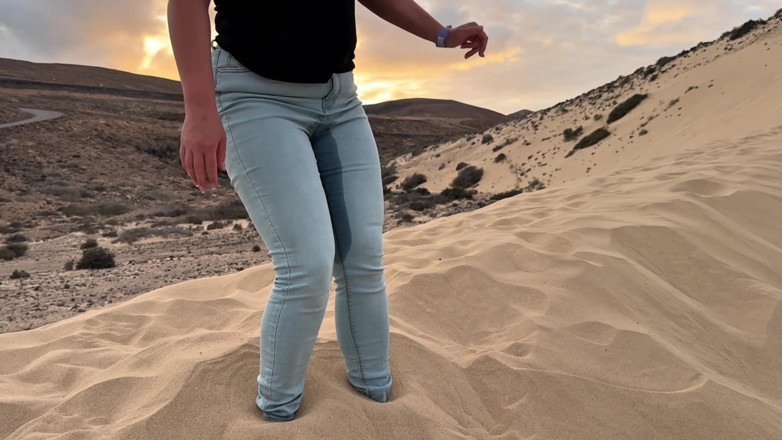Emma Voyeur: Coincée Dans Le Sable - Je Mouille Mon Jean Au Piège