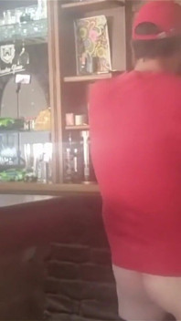 MILF berambut coklat dikongkek dari belakang