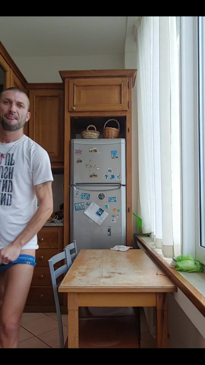 Boy jerking off: Di Tengah-tengah Dapur