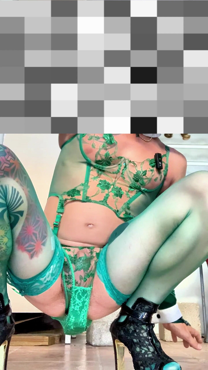 Benito414: प्यारी महिलाबॉय बहुत सेक्सी स्टॉकिंग अधोवस्त्र बाहर अपनी पैंटी दिखा रही है