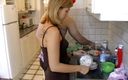 Femdom Austria: 女装奴隷は彼女の台所を掃除します