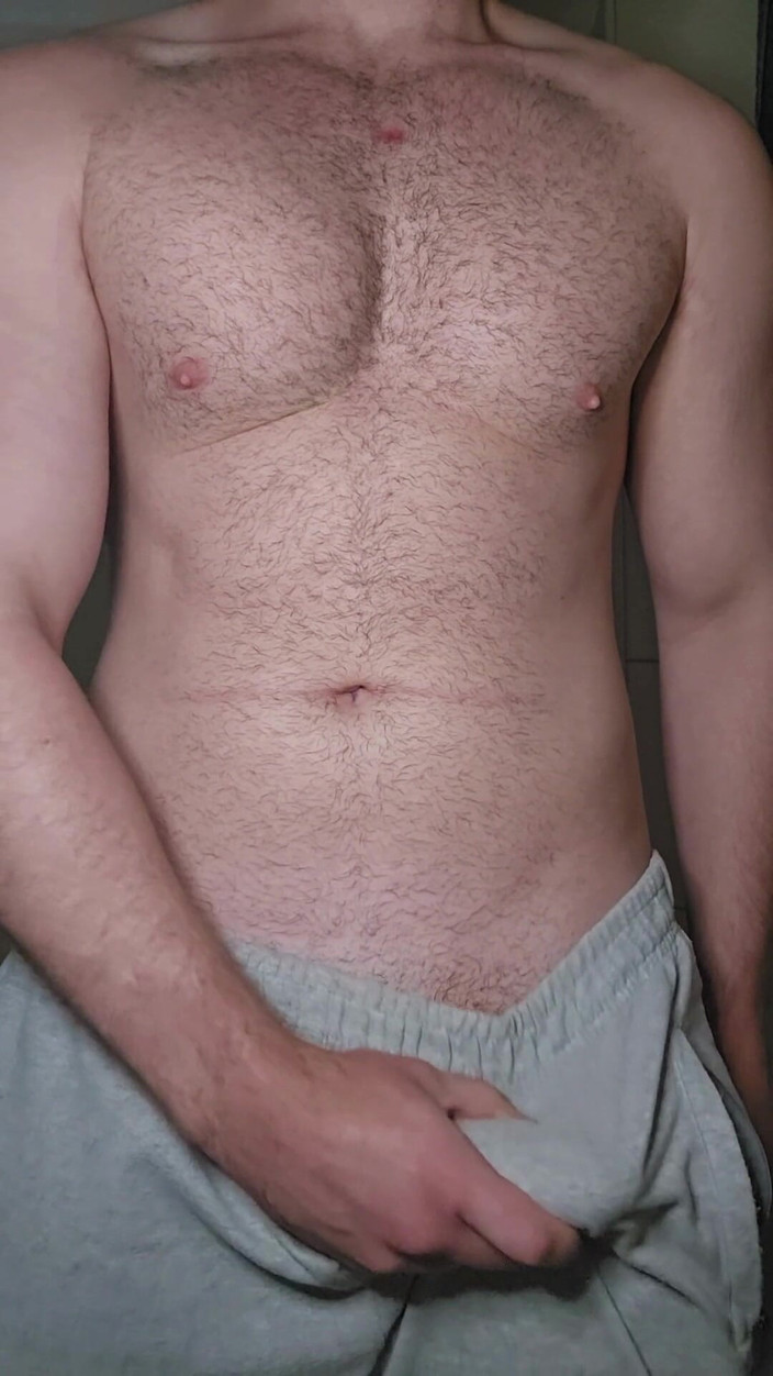 PhantomGentX: Ejaculação de moletom cinza ;) Com todo tesão!